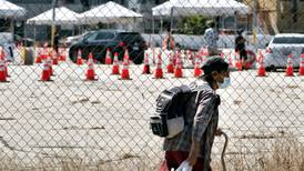 Juez de EU ordena a autoridades hacer pruebas de COVID-19 en centro de migrantes detenidos
