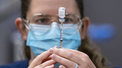 Vacuna Pfizer-BioNTech es capaz de neutralizar tres variantes del COVID-19