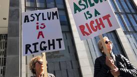 Juez bloquea nuevas restricciones de asilo del Gobierno de Trump