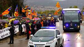 Trasladan a separatistas catalanes a Madrid para iniciar juicio