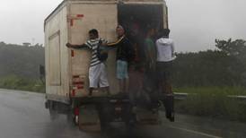 Hallan a 41 migrantes hacinados en camión en Chiapas