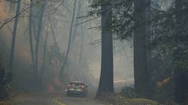 Los bomberos y el clima 'combaten' juntos los incendios de California