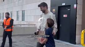 Gerard Piqué, reventado en redes por presuntamente ‘olvidar’ a su hijo en una tienda | VIDEO