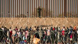 Greg Abbott instala otro muro antiinmigrantes en Texas
