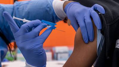 EU tiene buenas noticias sobre refuerzos de vacuna COVID: protegen contra ómicron y delta 