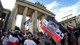 Atacan a policías que dispersaron protesta contra medidas sanitarias en Alemania 