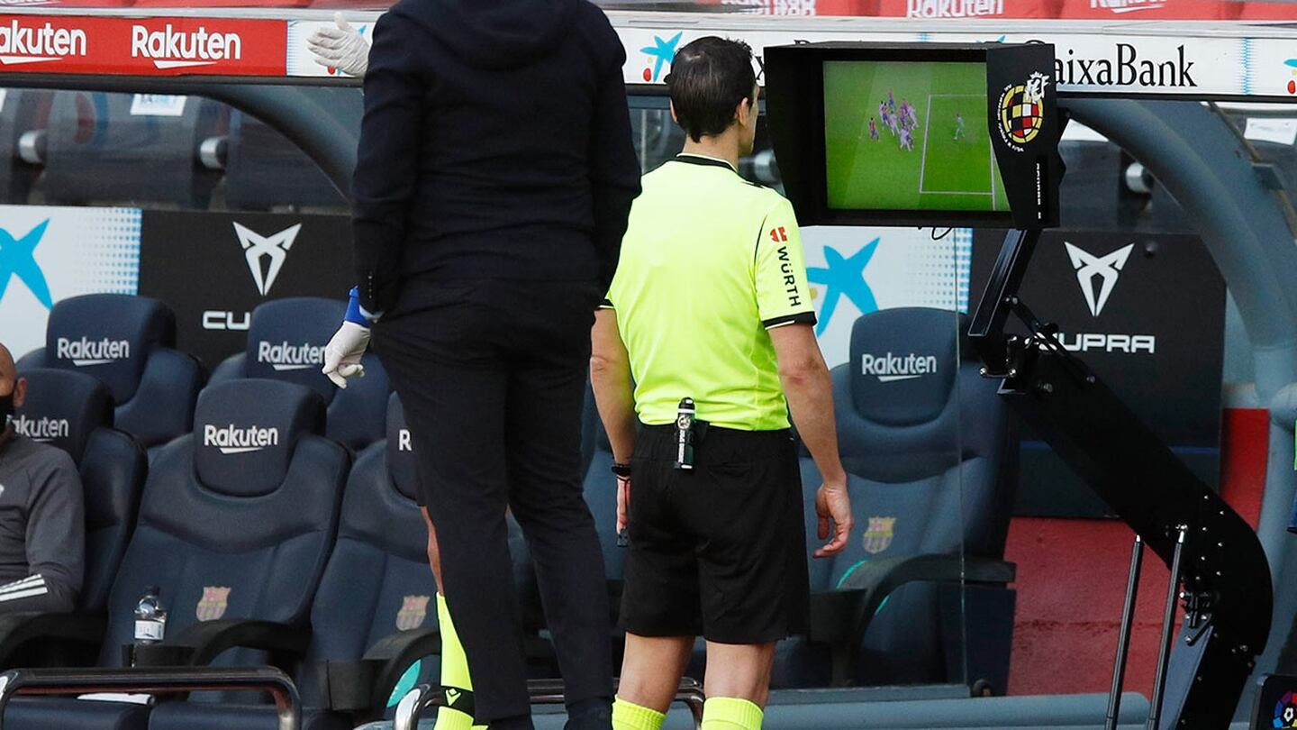 Se filtraron los audios del VAR: 'Sergio Ramos agarra primero la camiseta'