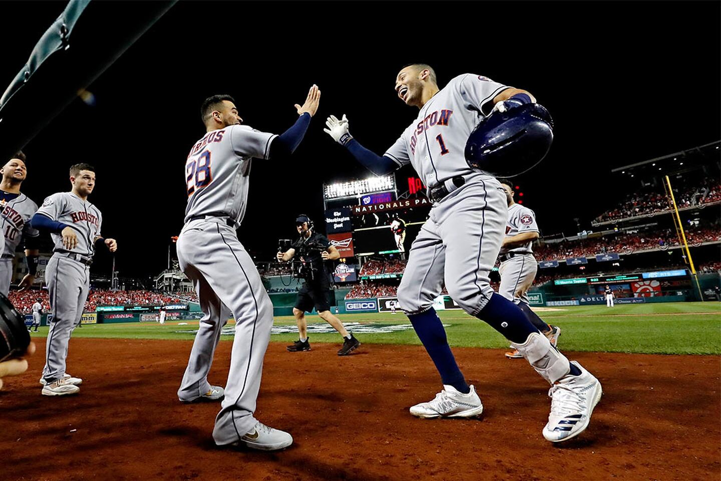 ¡Y sigue encendido Houston! Astros se pone arriba de Nationals en Serie Mundial