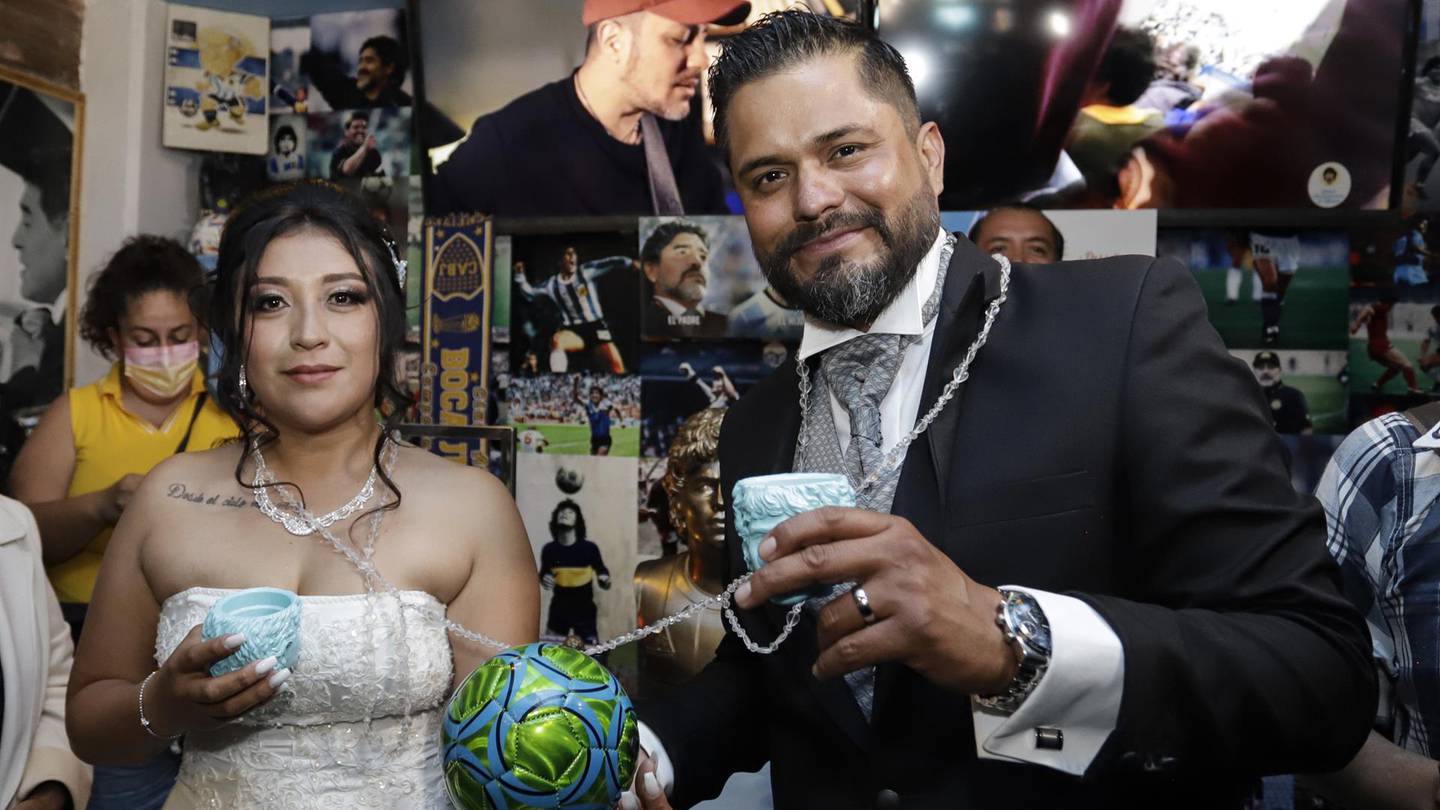 Bendecidos por 'D10S': Iglesia Maradoniana celebra su primera boda en México  – El Financiero