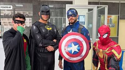 Henry Martín y Luis Ángel Malagón se visten de súper héroes en visita del América a hospital infantil