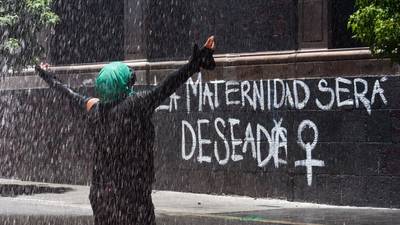Feministas de Ecuador rechazan veto presidencial que solo permite aborto por violación