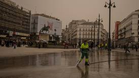 Tormenta de polvo del Sahara ‘tiñe’ de marrón España y se extiende por Europa