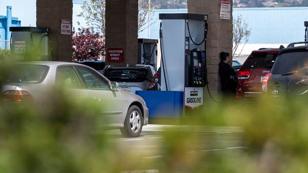 Biden alista plan para controlar los precios de la gasolina en EU