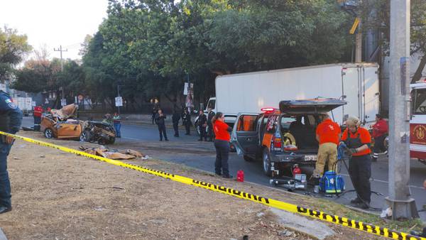 Muere una persona en choque de auto contra camión en la CDMX