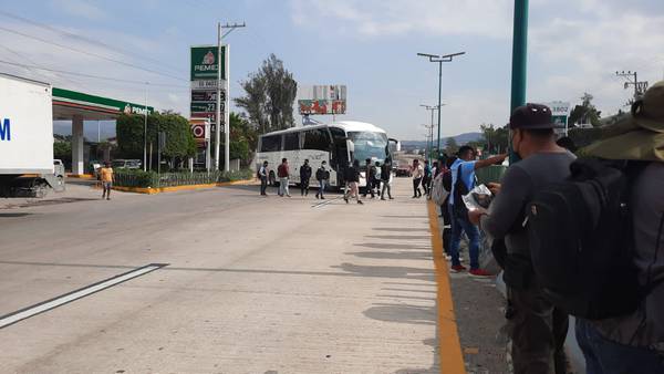 Padres de normalistas desaparecidos en Ayotzinapa bloquean Autopista del Sol: exigen resultados