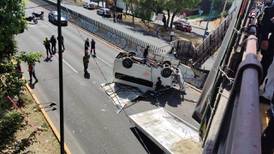 Combi de pasajeros cae en Periférico; hay 3 heridos de gravedad