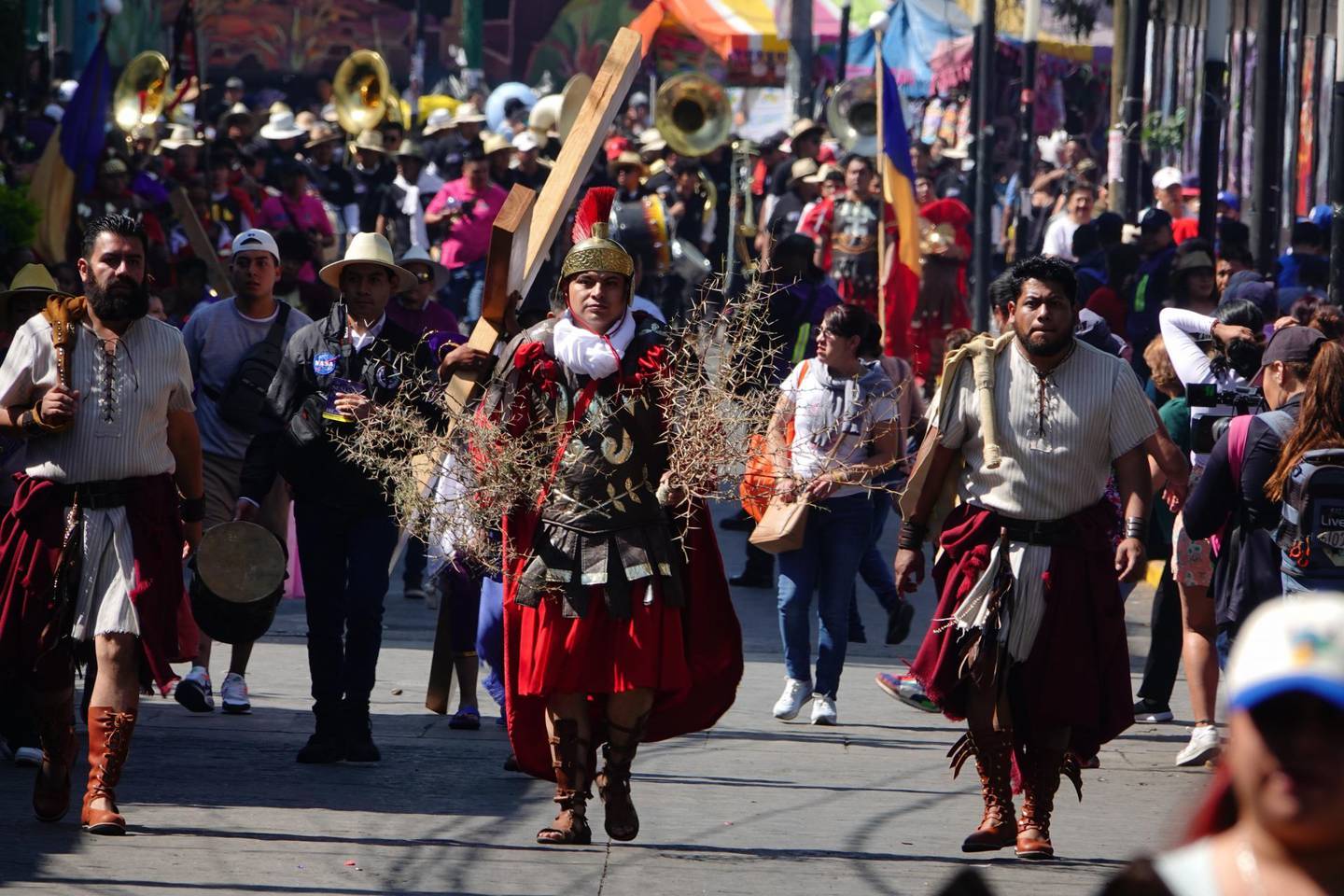 Cientos de creyentes realizaron un recorrido por los 8 Barrios de Iztapalapa. FOTOS: ROGELIO MORALES /CUARTOSCURO.COM