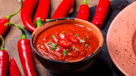 No es mexicana: Este es el origen de la salsa Sriracha que puede venderse hasta en 1000 pesos