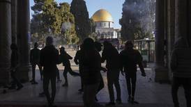 Enfrentamiento entre palestinos y policía israelí en mezquita de Jerusalén deja 152 heridos