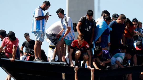 Murió un fan de Argentina durante los festejos por la Copa del Mundo; cayó de un techo