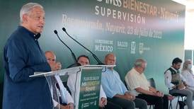 AMLO recibe en Nayarit a los 8 primeros médicos cubanos contratados por México