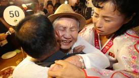 Lágrimas y alegría en reunión de familias coreanas separadas hace 65 años
