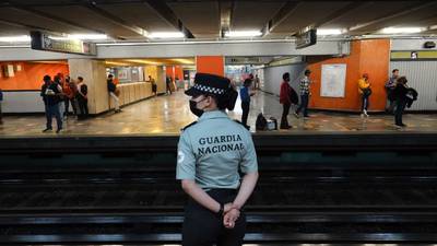 Chilangos ‘abrazan’ a la Guardia Nacional en el Metro: 46% aprueba su presencia
