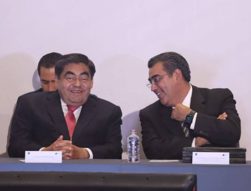 (De izquierda a derecha) Miguel Barbosa Huerta  y Sergio Salomón