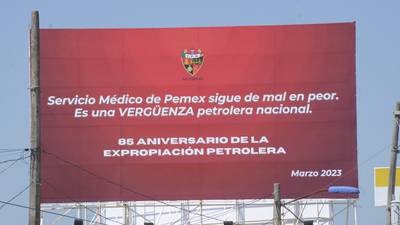 Servicio médico de Pemex es ‘una vergüenza’; petroleros colocan espectaculares en Tabasco