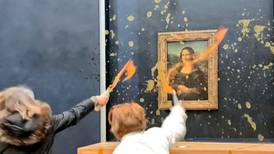 Le quitan la sonrisa: Activistas climáticas lanzan sopa contra el cuadro de la Mona Lisa