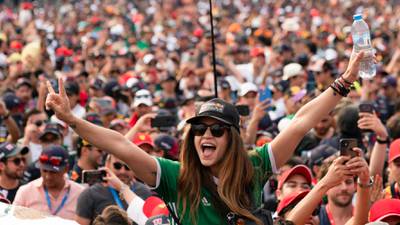‘Checomanía’ en el GP de México: Así celebran el podio de Sergio Pérez en el Autódromo
