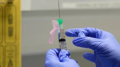 Reino Unido infectará a voluntarios sanos con COVID-19 en un ensayo de vacunas