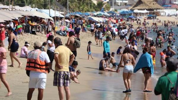 Vacaciones de verano 2022: Turistas se olvidan del COVID y abarrotan playas de Acapulco
