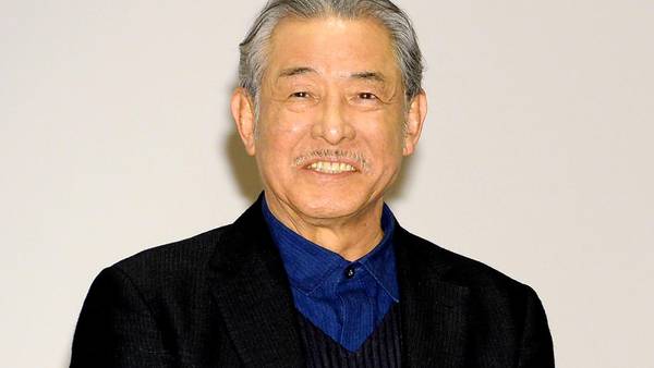 Muere Issey Miyake, diseñador japonés que creó el clásico suéter negro de Steve Jobs