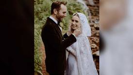 Como de cuento de hadas: Lily Collins se casa y comparte fotos de su boda ‘mágica’