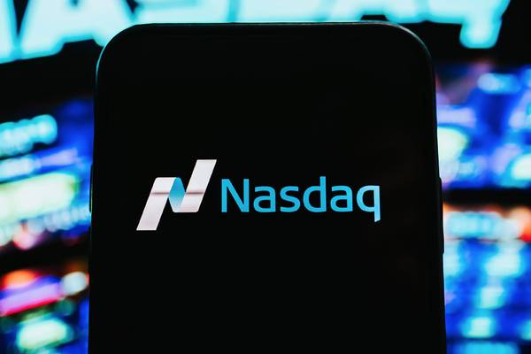 Wall Street cierra ‘feliz’: Nasdaq rompe récord al rebasar 17 mil puntos