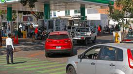Desabasto de gasolina 'tira' afluencia en minoristas y centros comerciales