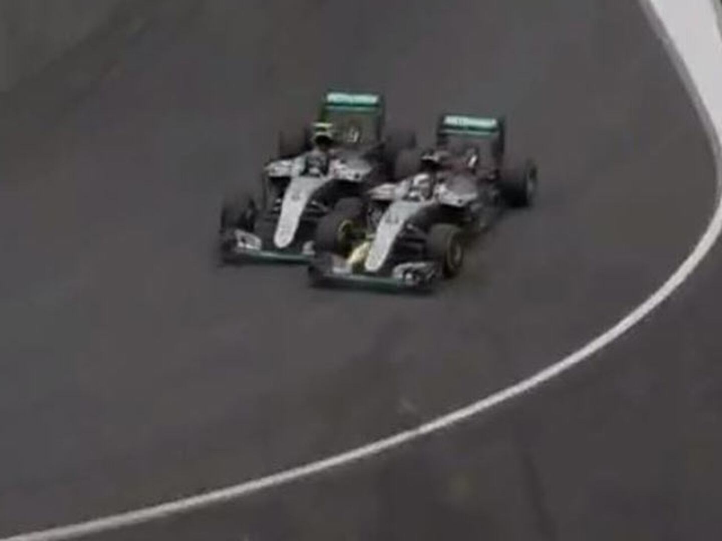 Polémico final con choque entre Rosberg y Hamilton