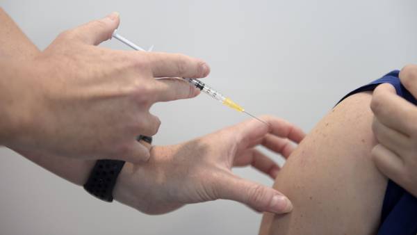Pfizer analiza aplicar tercera dosis de vacuna COVID para aumentar protección contra mutaciones