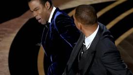 Chris Rock bromea sobre Will Smith tras disculpa del actor; le llamó ‘Suge Smith’
