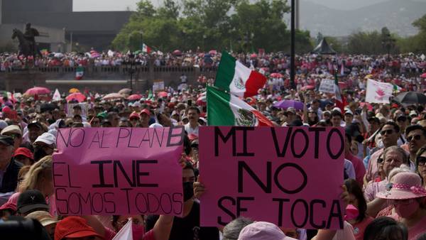 Bandera de México no ondea en el Zócalo pese a promesa de AMLO a ‘Marea Rosa’