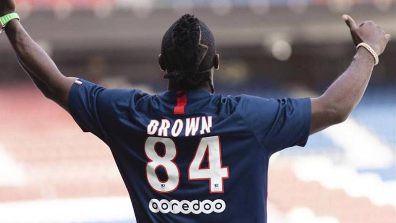 ¿Antonio Brown al PSG? ¡El jugador de los Raiders posó con la camiseta de los parisinos!