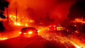 Incendios amenazan a dos sectores de Los Ángeles; evacuan al menos a 200 mil personas