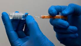 Suecia se suma a países que suspenden aplicación de vacuna COVID de AstraZeneca