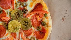 Pagó 10,000 bitcoins por 2 pizzas en 2010... Ahora sus criptomonedas valdrían 446 mdd