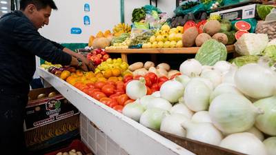 Inflación ‘rebelde’: Acelera a 4.65% en abril por impulso de frutas y verduras  