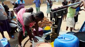 Capital de Zimbabue se queda sin agua; autoridades cierran planta de filtración