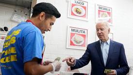 Una de pollo, para llevar: Joe Biden visita taquería en Los Ángeles y paga cuenta de comensales