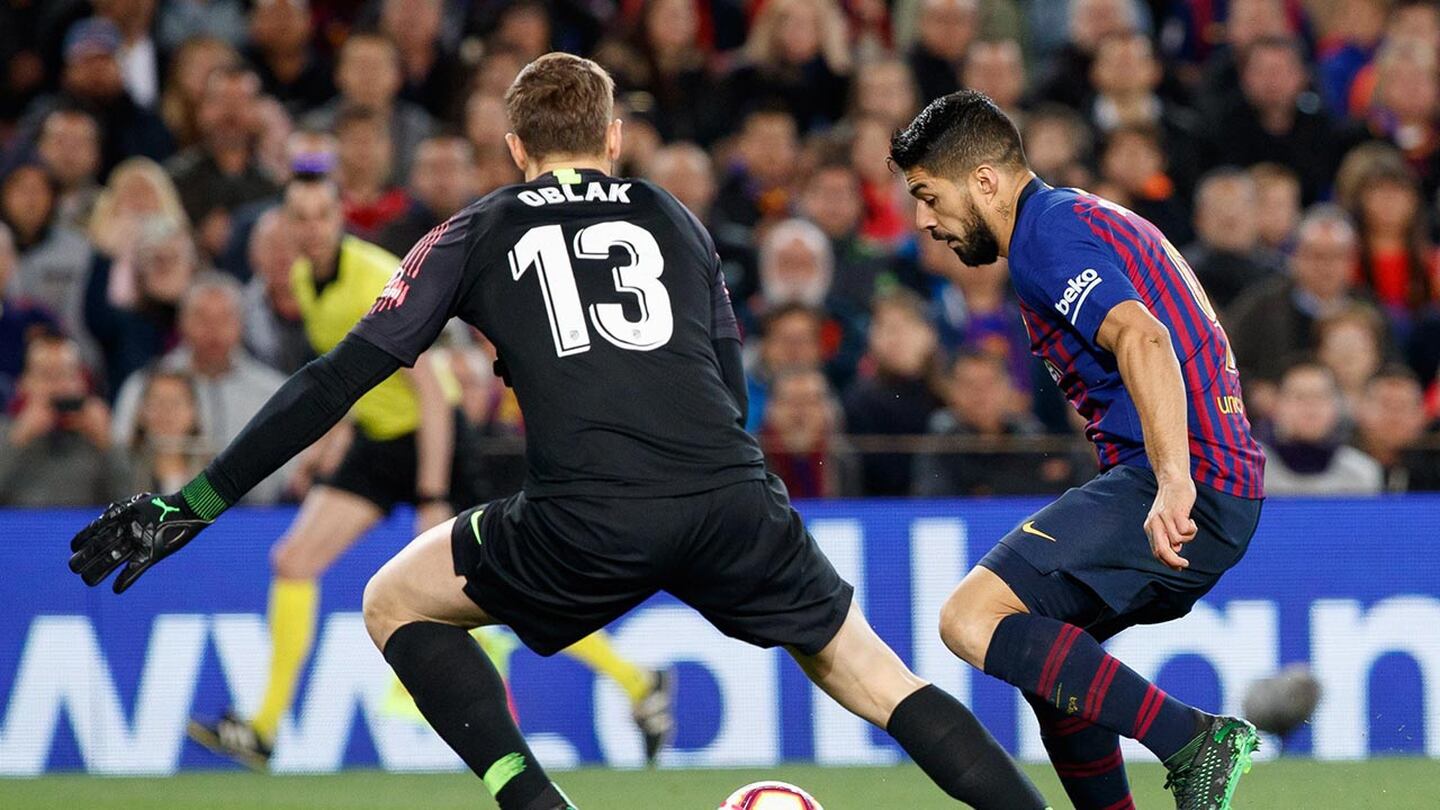 Suárez y Messi rompen el muro colchonero y dejan al Barcelona al borde del título
