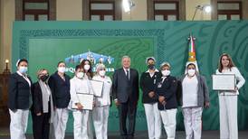 AMLO entrega premios a trabajadoras de la salud por Día Internacional de la Enfermería